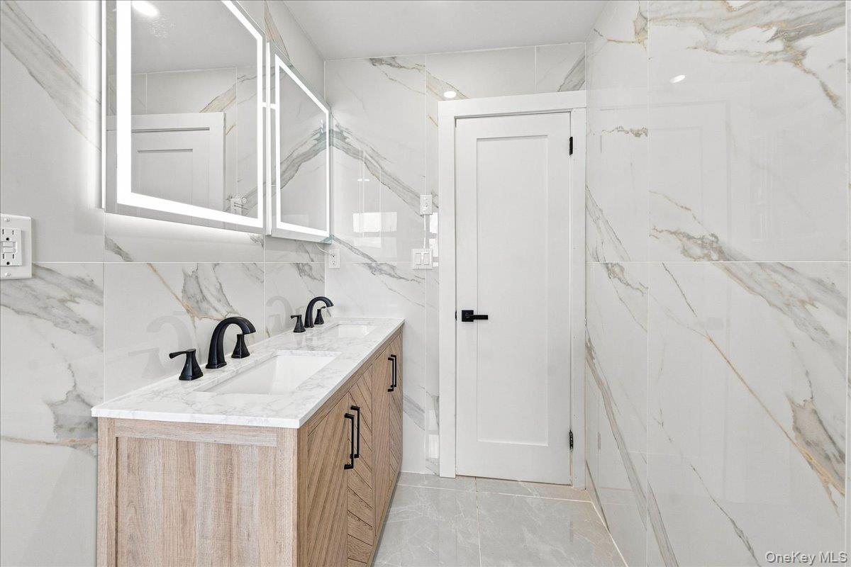 Single Family Pelham Parkway N Bronx, NY 10469, MLS-1039773-17
