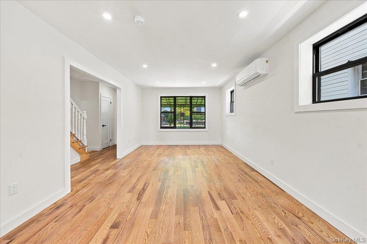 Single Family Pelham Parkway N Bronx, NY 10469, MLS-1039773-7