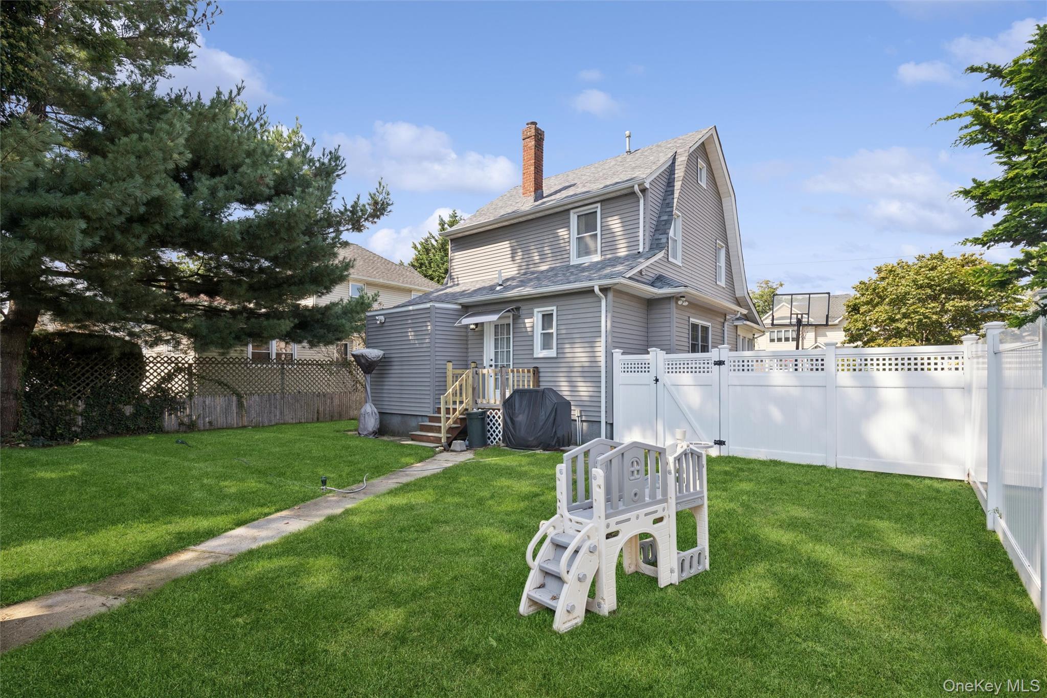 Single Family Clinton Street  Nassau County, NY 11710, MLS-1039809-23