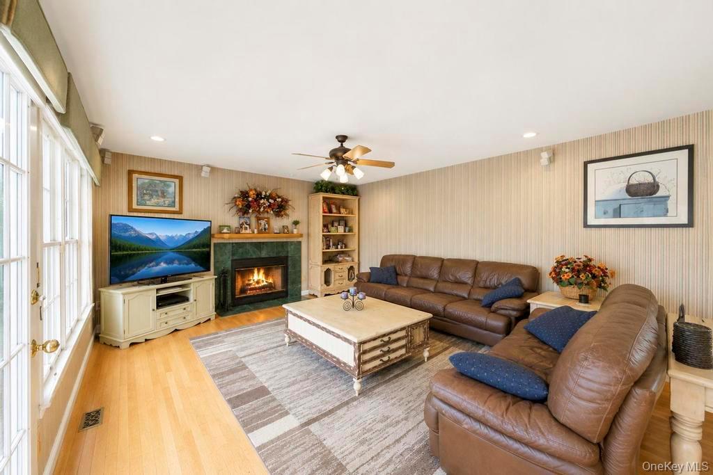 Single Family Hayrick Lane  Suffolk County, NY 11725, MLS-1039870-11