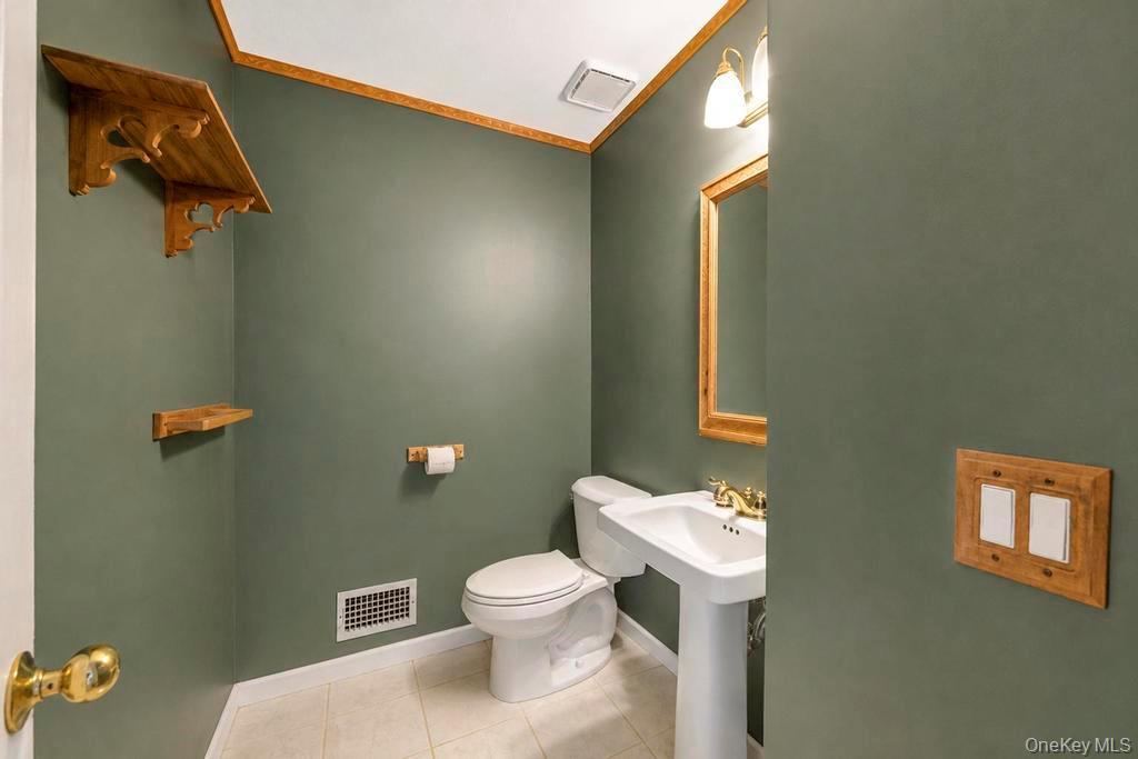 Single Family Hayrick Lane  Suffolk County, NY 11725, MLS-1039870-21