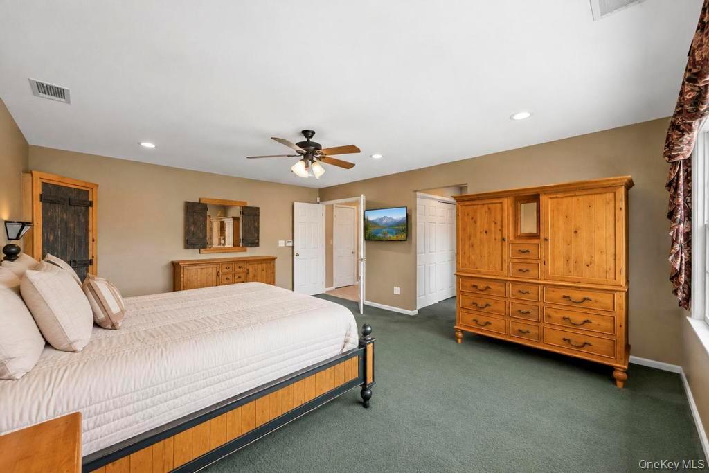 Single Family Hayrick Lane  Suffolk County, NY 11725, MLS-1039870-28
