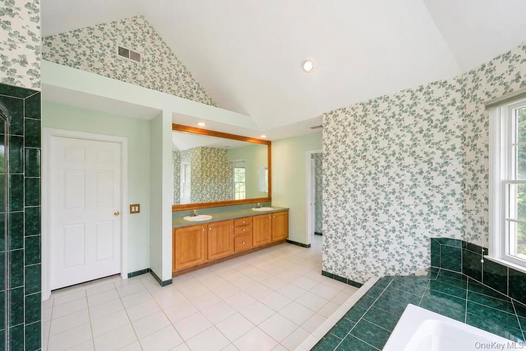 Single Family Hayrick Lane  Suffolk County, NY 11725, MLS-1039870-29