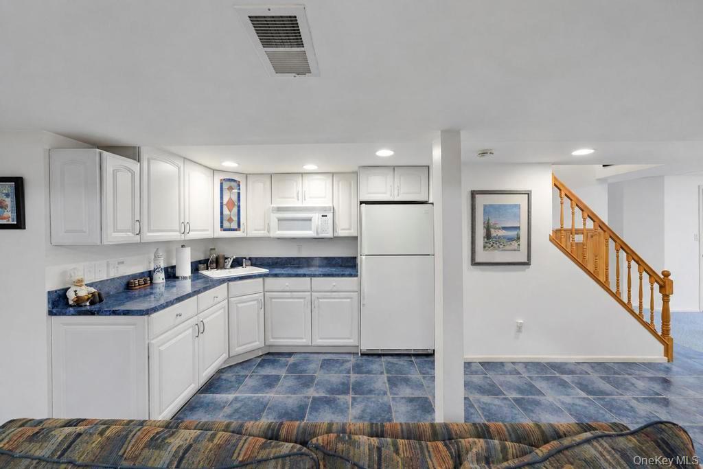 Single Family Hayrick Lane  Suffolk County, NY 11725, MLS-1039870-38