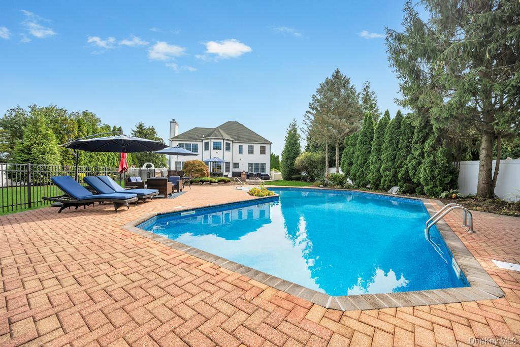 Single Family Hayrick Lane  Suffolk County, NY 11725, MLS-1039870-43