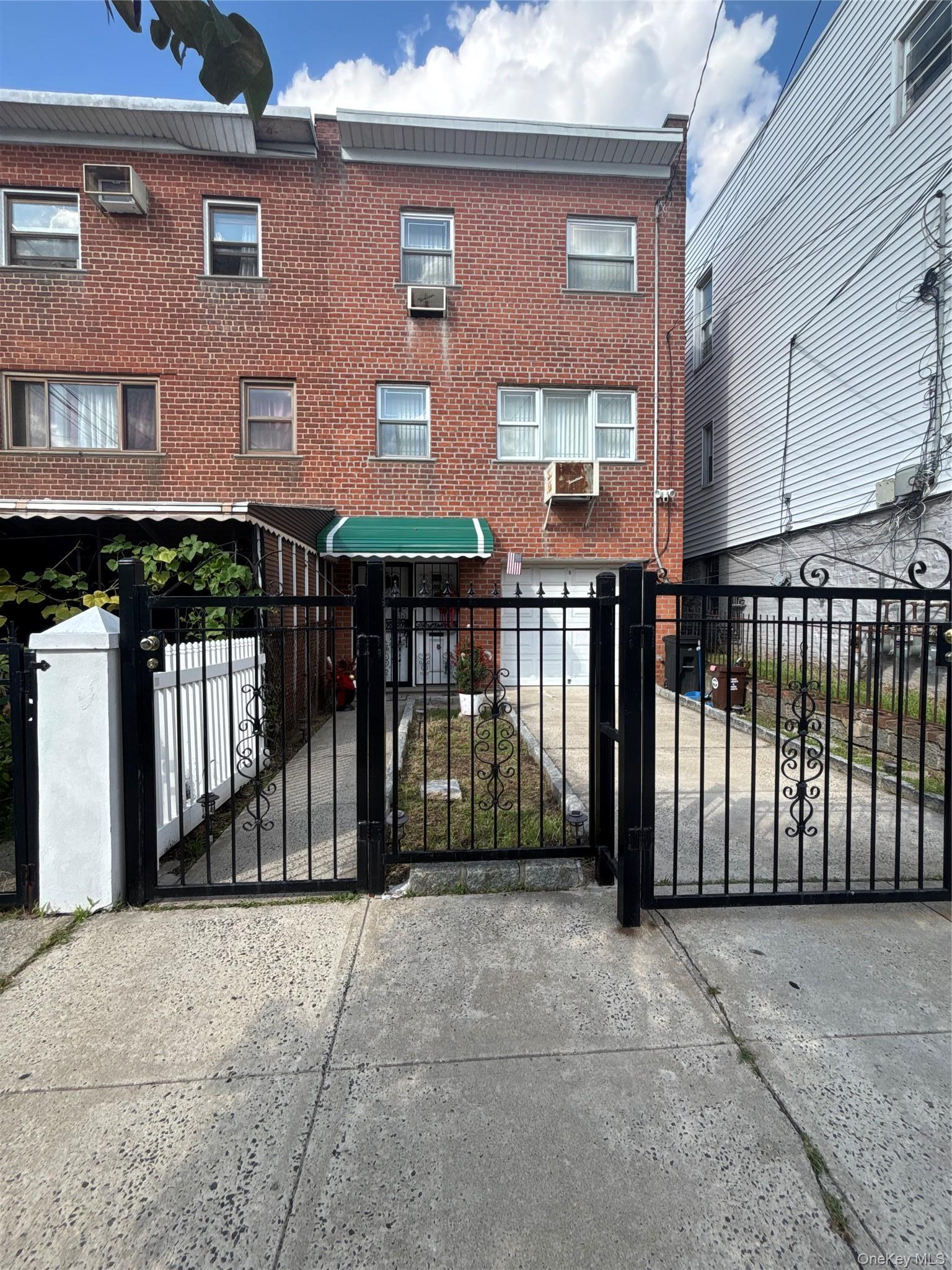 Single Family E 229th Street Bronx, NY 10466, MLS-1039967-2