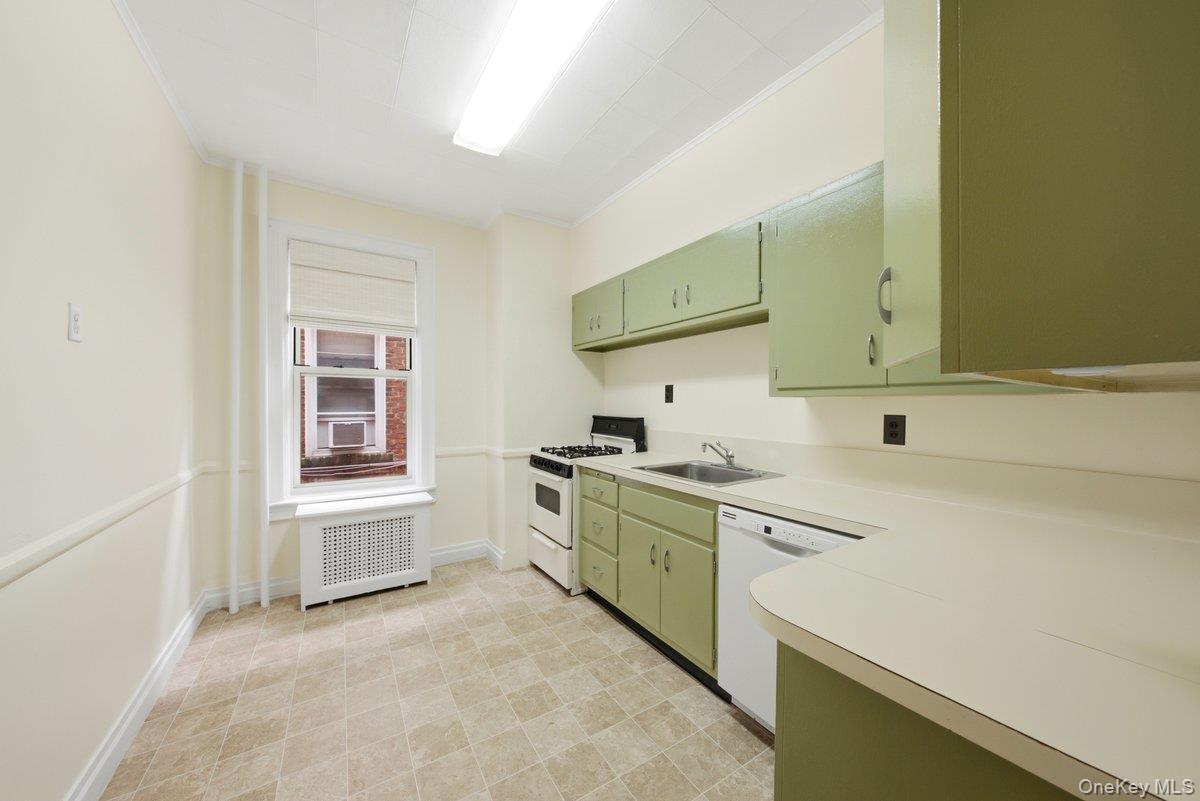 Single Family Greystone Avenue Bronx, NY 10463, MLS-1040247-10