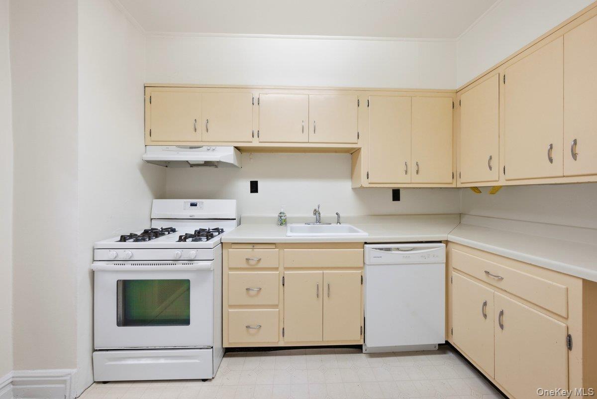 Single Family Greystone Avenue Bronx, NY 10463, MLS-1040247-21