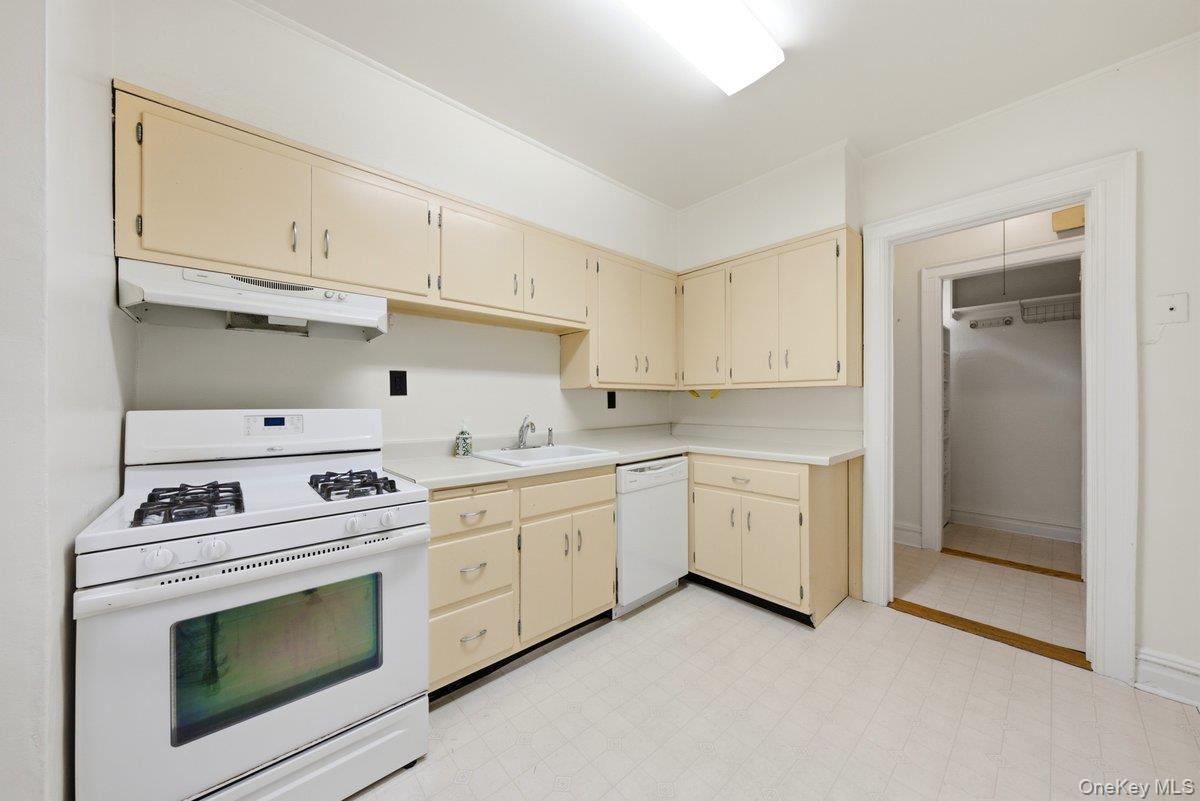 Single Family Greystone Avenue Bronx, NY 10463, MLS-1040247-22