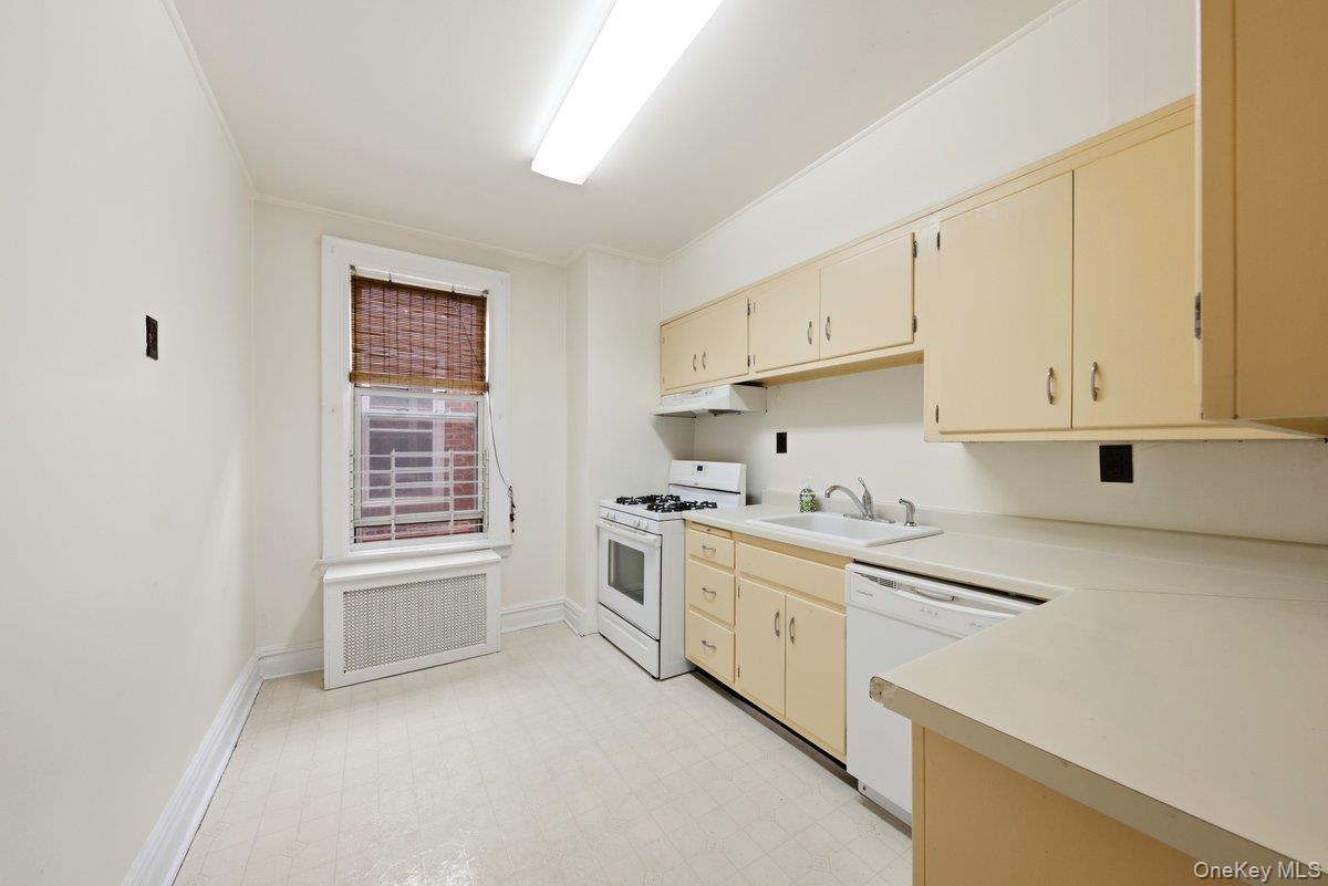 Single Family Greystone Avenue Bronx, NY 10463, MLS-1040247-23