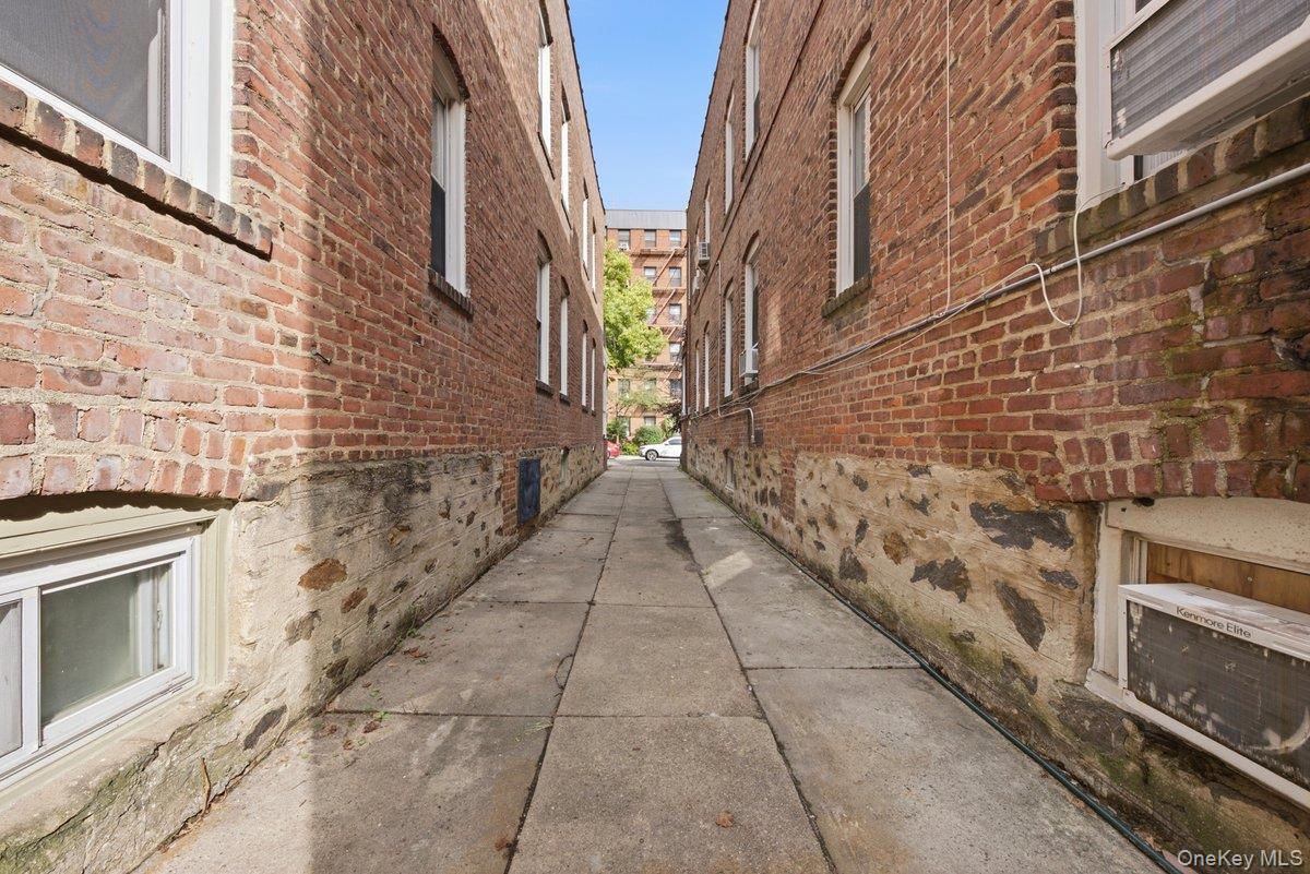 Single Family Greystone Avenue Bronx, NY 10463, MLS-1040247-47