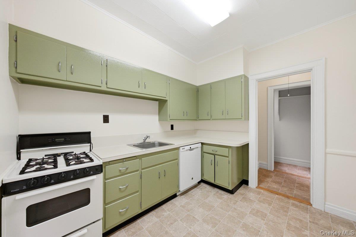 Single Family Greystone Avenue Bronx, NY 10463, MLS-1040247-8