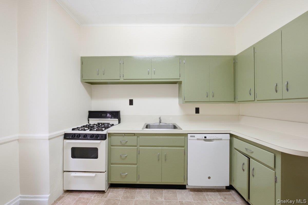 Single Family Greystone Avenue Bronx, NY 10463, MLS-1040247-9
