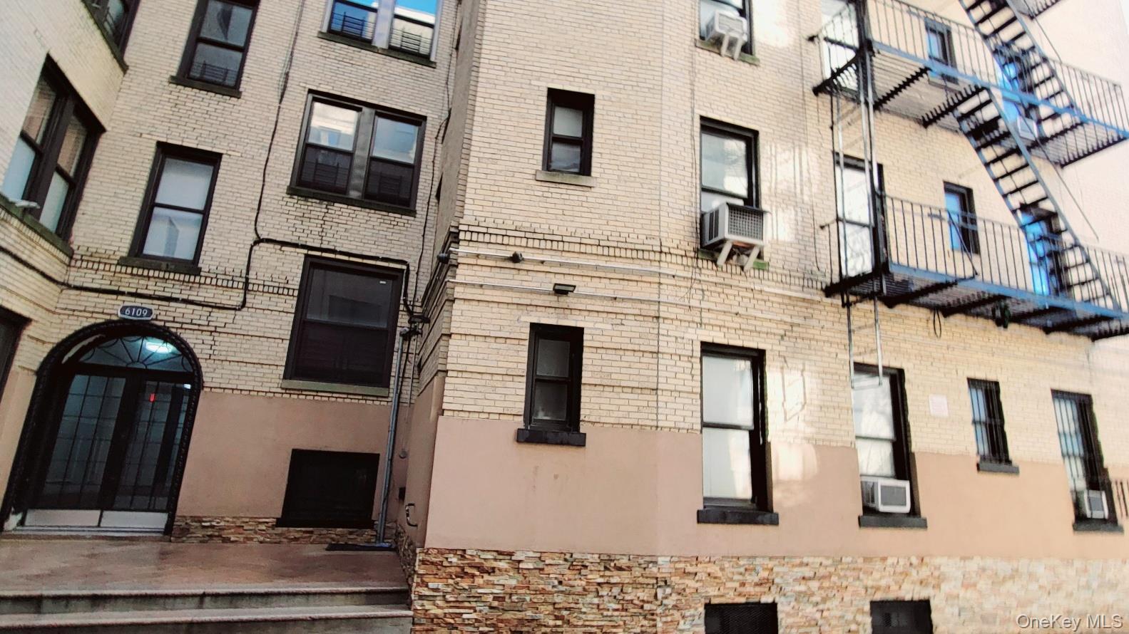 Apartment in New York - 39th Avenue Queens, NY 11377