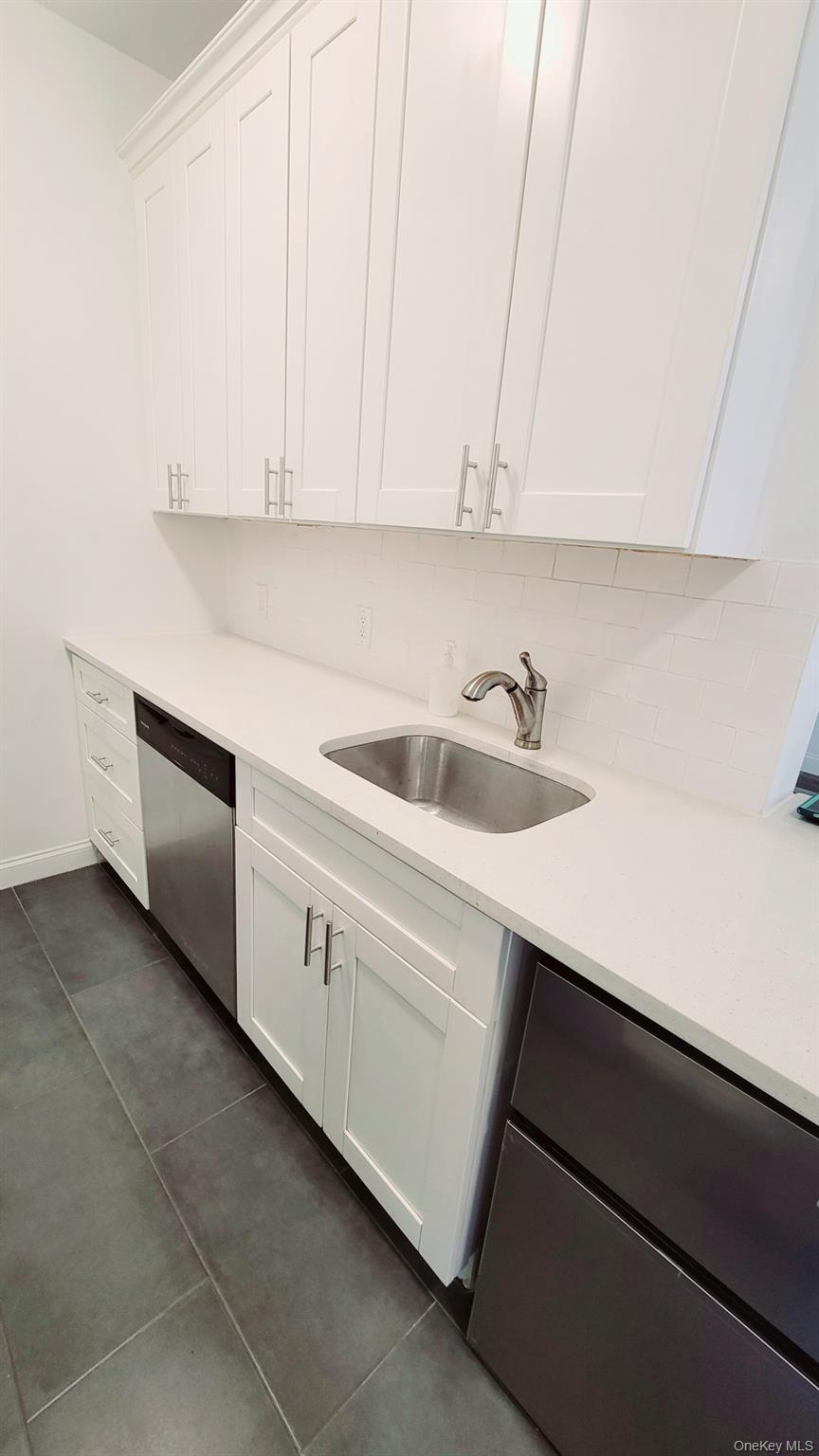 Apartment 39th Avenue Queens, NY 11377, MLS-1040275-22