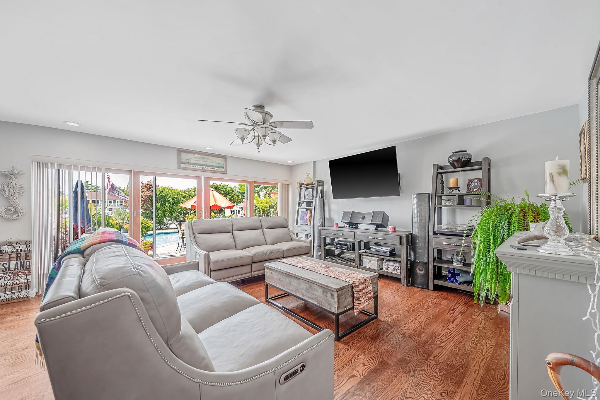 Single Family Mowbray Avenue  Suffolk County, NY 11706, MLS-1040354-16
