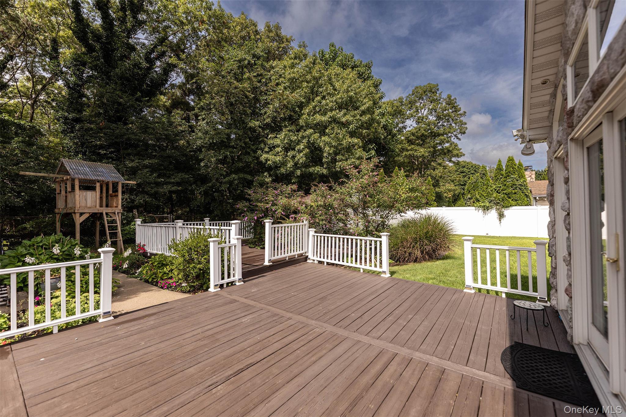 Single Family Gainsborough Road  Suffolk County, NY 11741, MLS-1040465-28