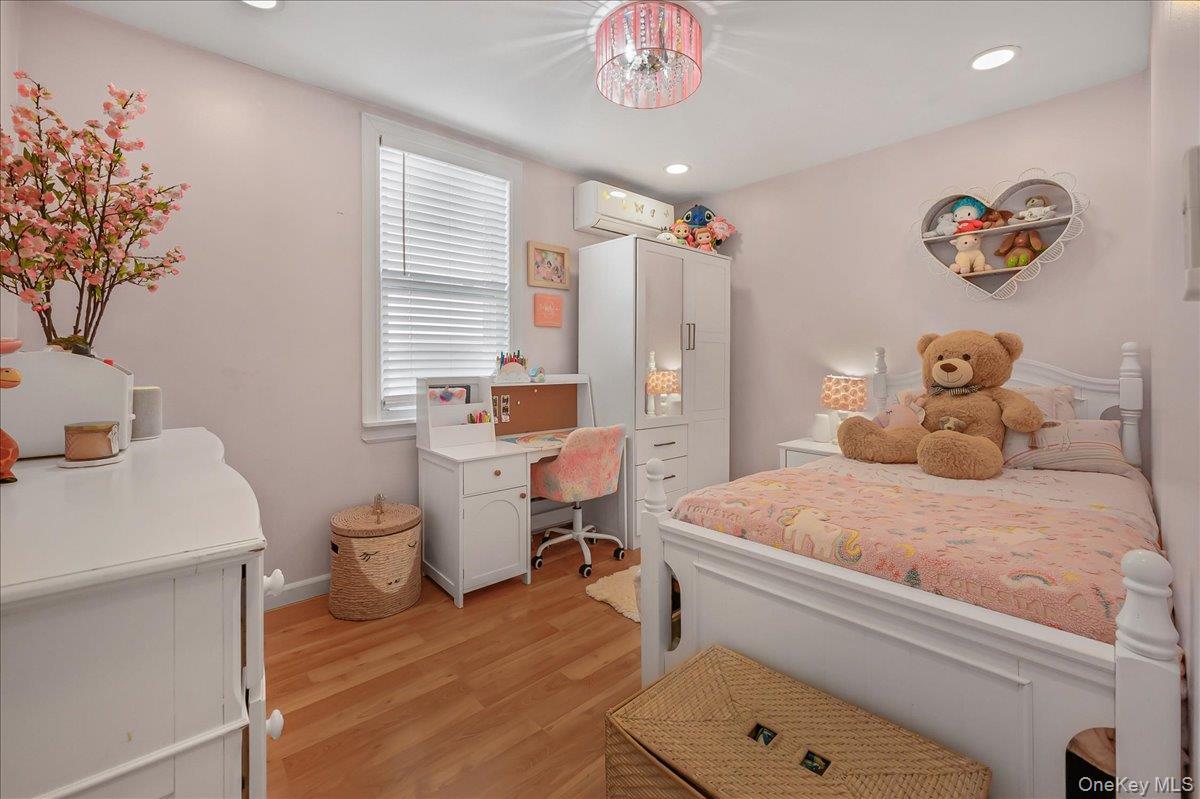 Single Family 89th Avenue Queens, NY 11426, MLS-1040510-15