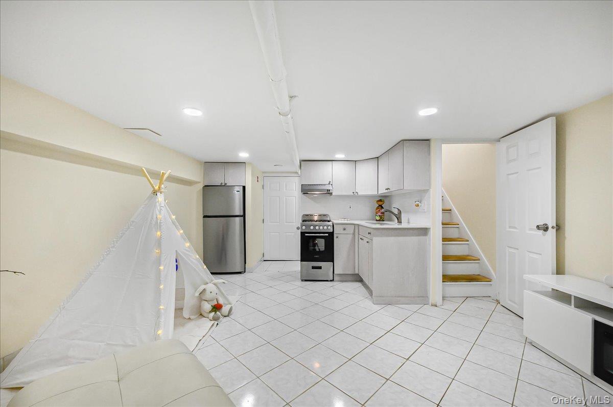 Single Family 89th Avenue Queens, NY 11426, MLS-1040510-17