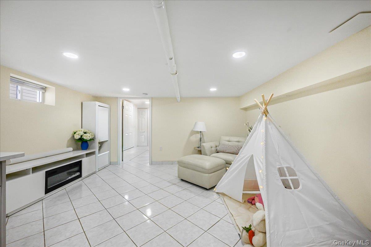 Single Family 89th Avenue Queens, NY 11426, MLS-1040510-18