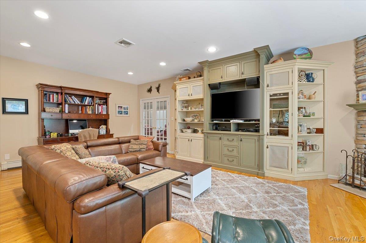 Single Family Washington Avenue Nassau County, NY 11803, MLS-1040523-21