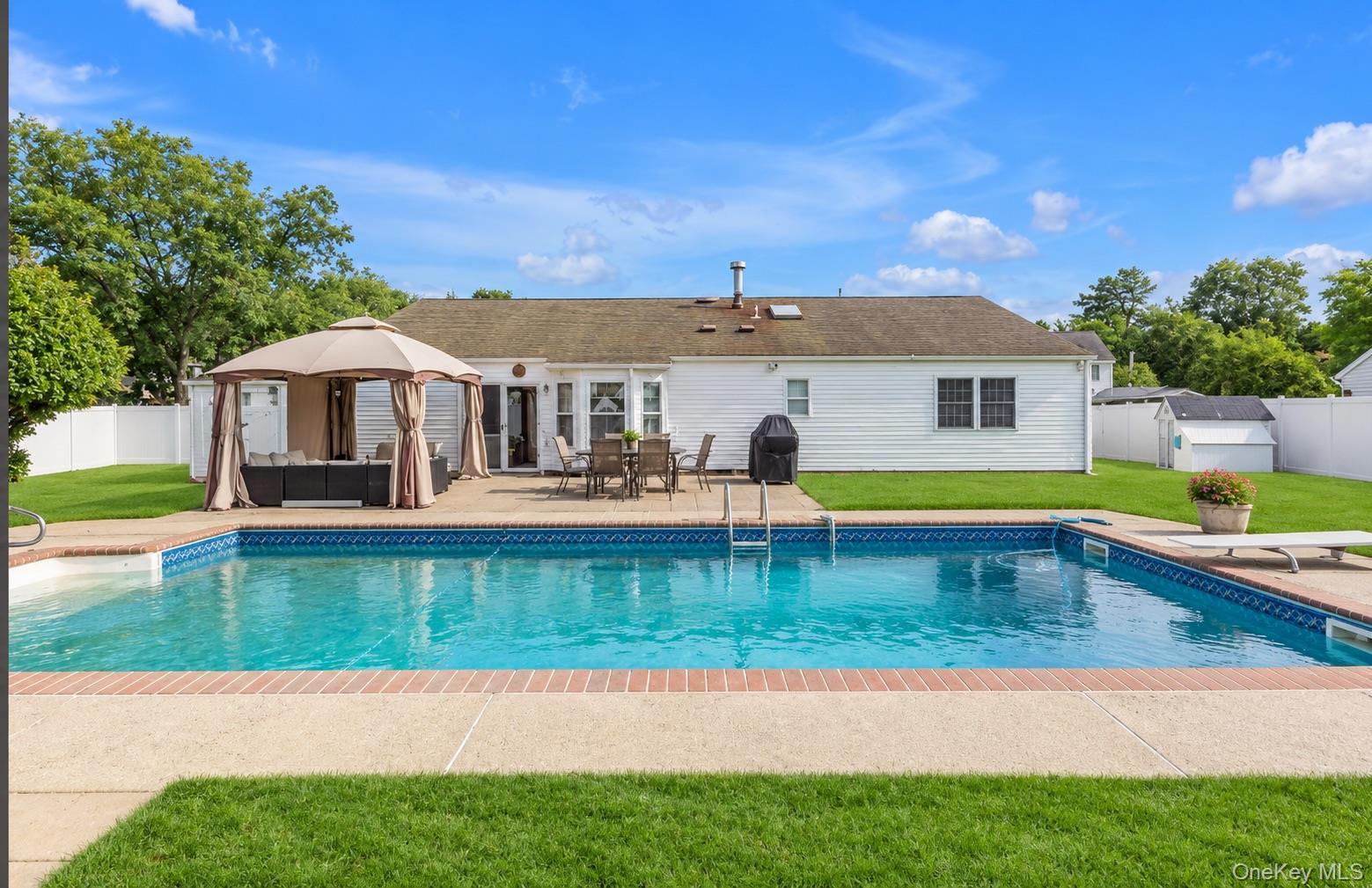 Single Family Glen Summer Road Suffolk County, NY 11741, MLS-1040558-17