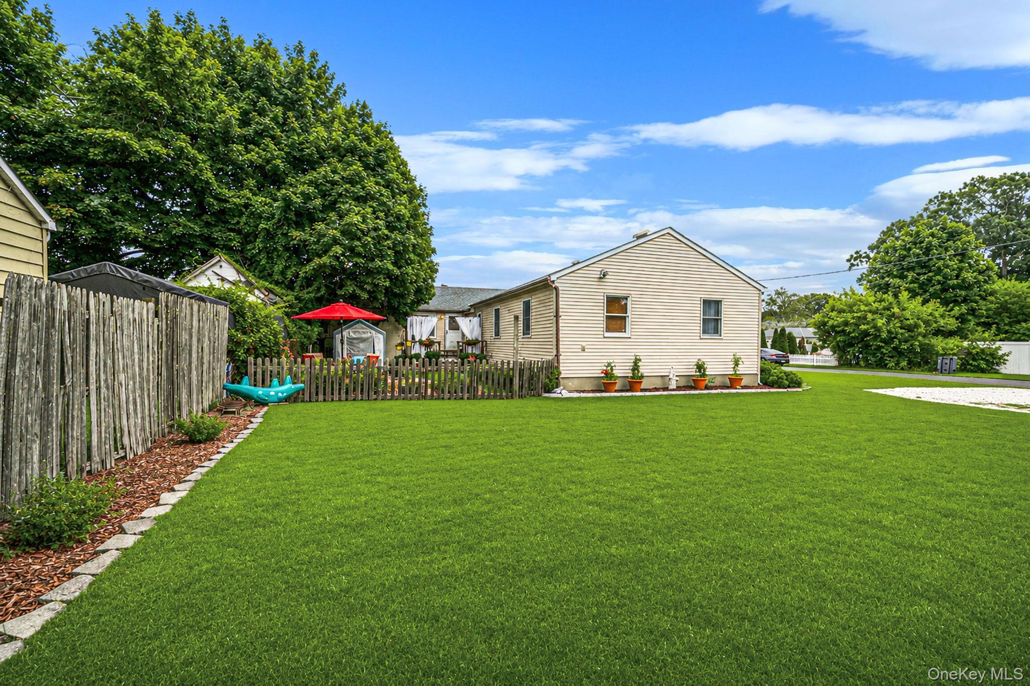 Single Family Cherokee Drive Suffolk County, NY 11706, MLS-1040654-34