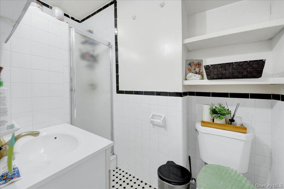 Single Family W 234th Street Bronx, NY 10463, MLS-1040786-18