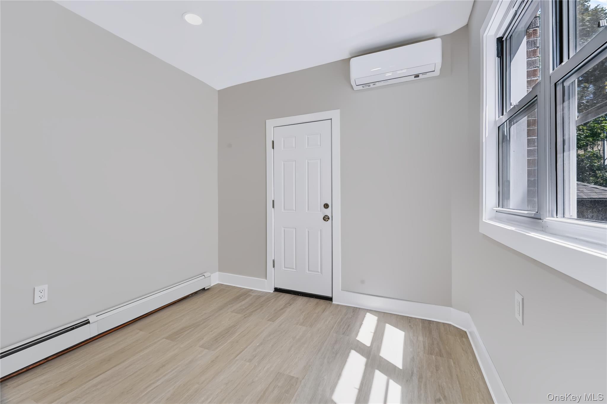 Single Family E 222nd Street Bronx, NY 10469, MLS-1040824-11