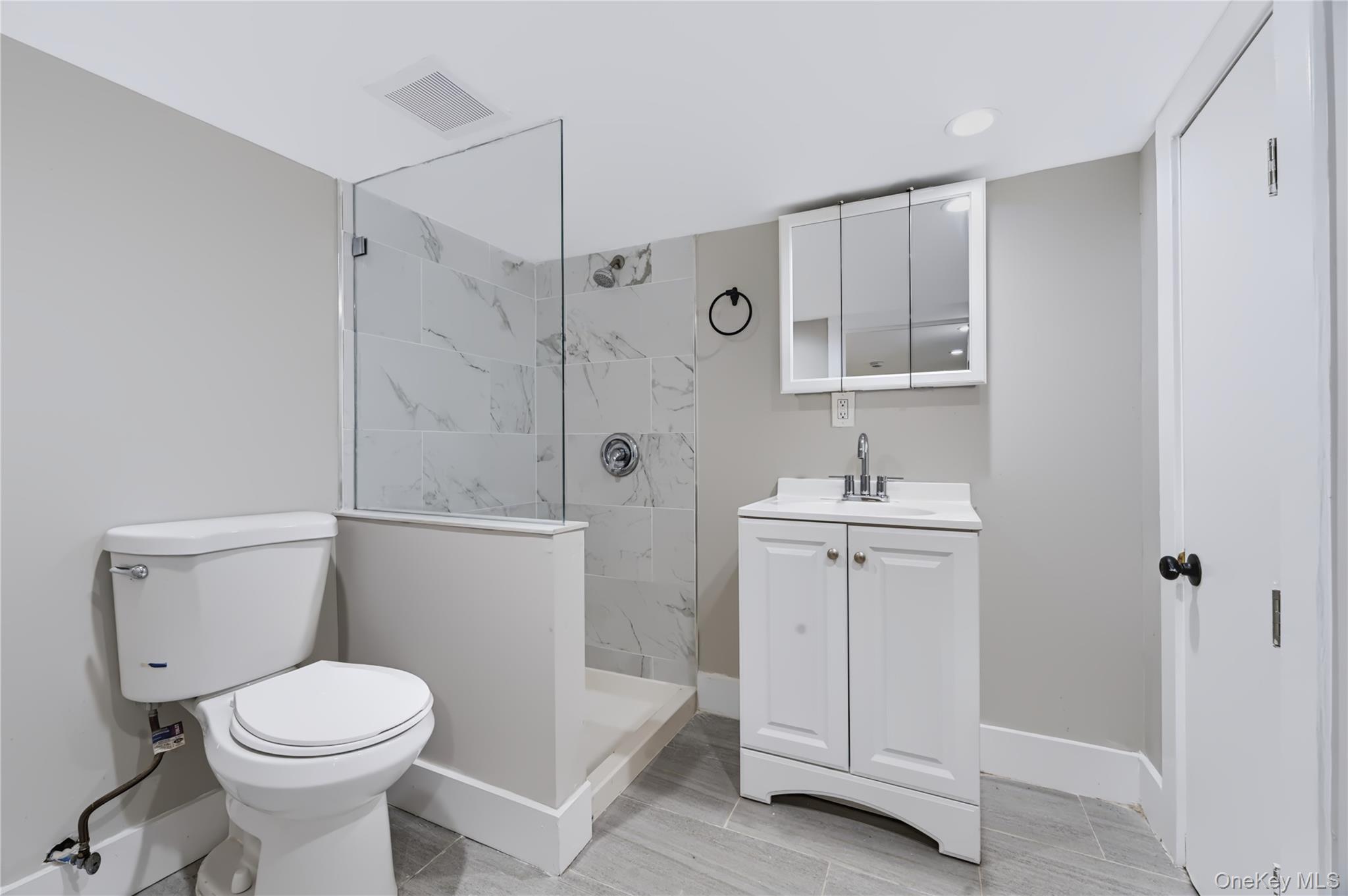 Single Family E 222nd Street Bronx, NY 10469, MLS-1040824-20