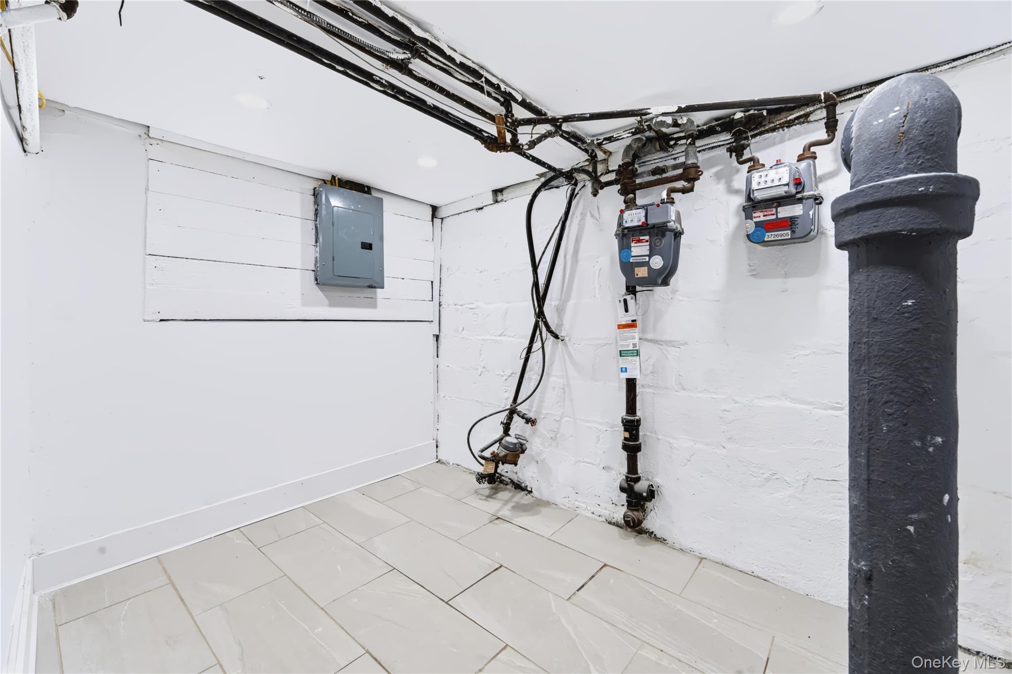 Single Family E 222nd Street Bronx, NY 10469, MLS-1040824-21