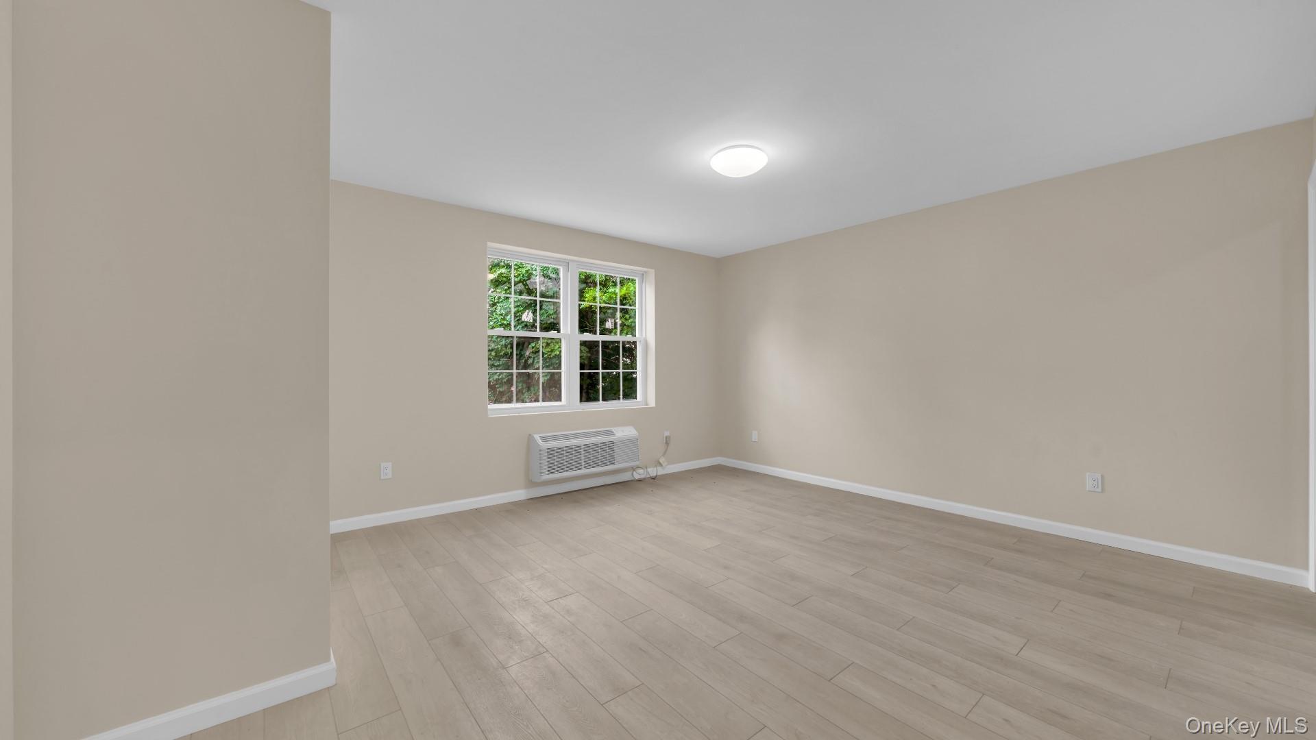 Single Family E 229th Street Bronx, NY 10466, MLS-1040856-18