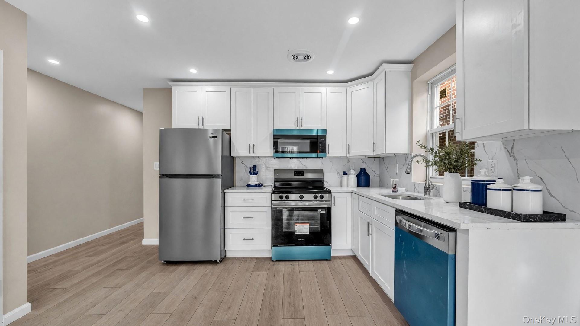Single Family E 229th Street Bronx, NY 10466, MLS-1040856-3