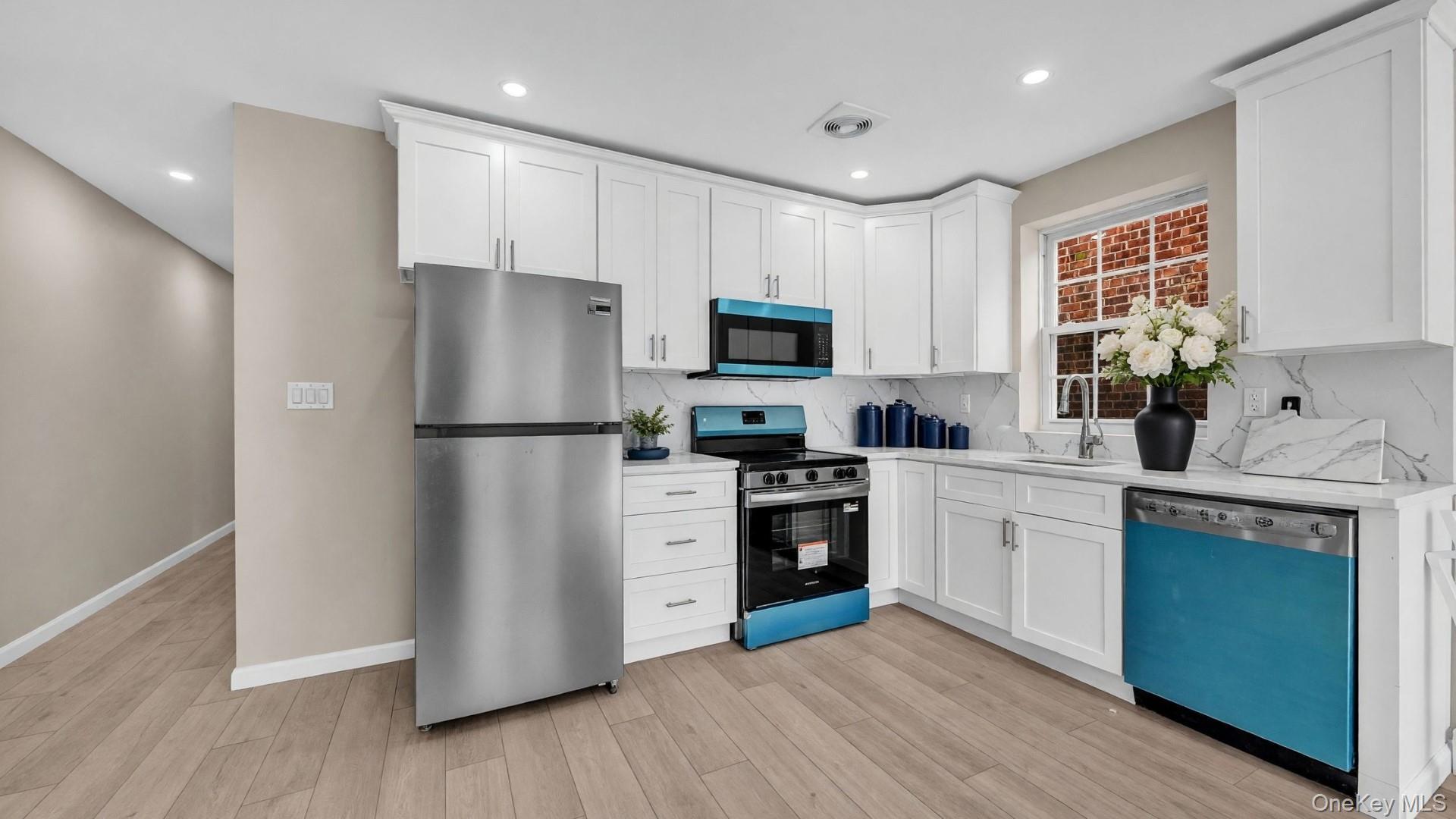 Single Family E 229th Street Bronx, NY 10466, MLS-1040856-4
