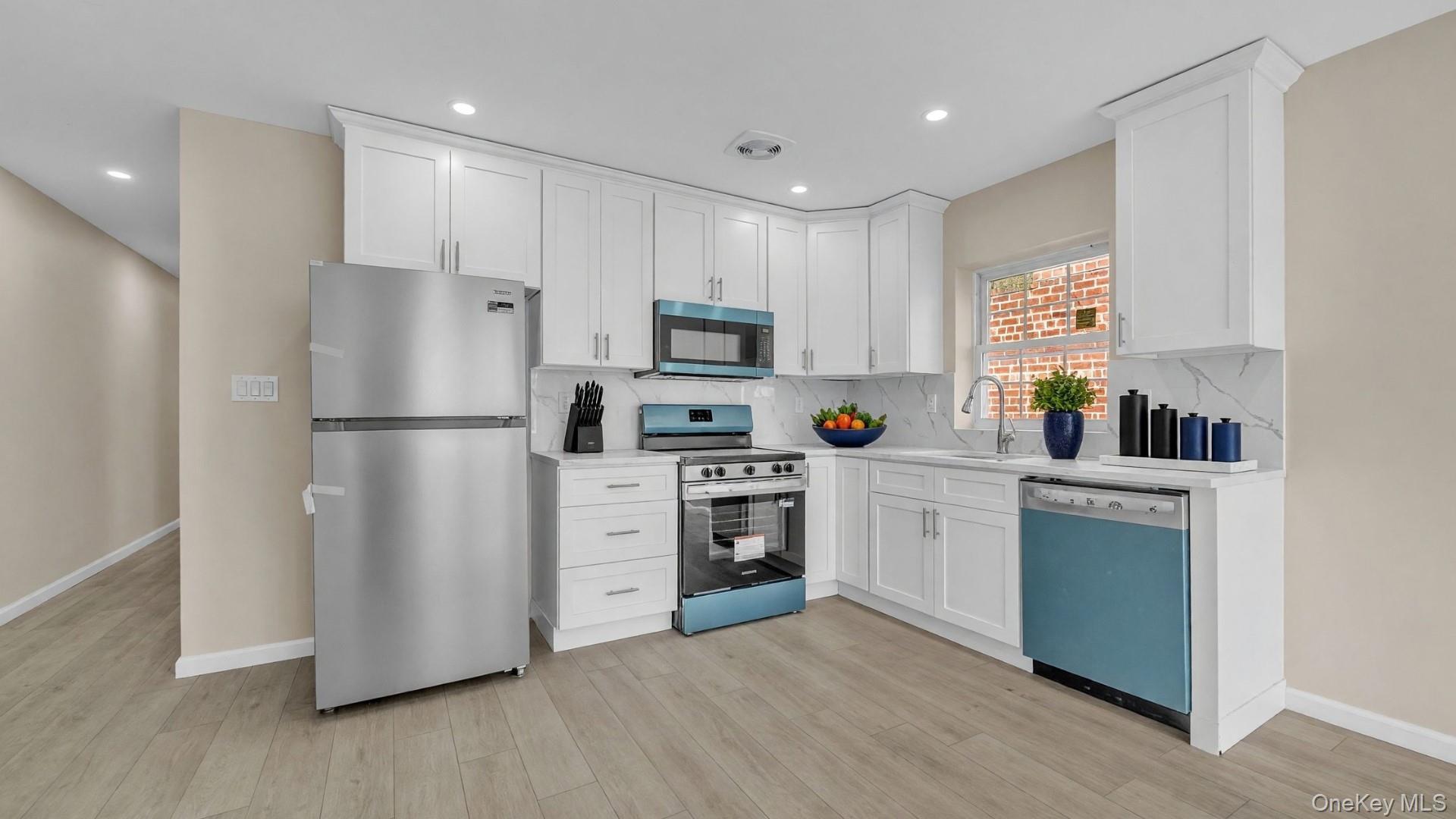 Single Family E 229th Street Bronx, NY 10466, MLS-1040856-5
