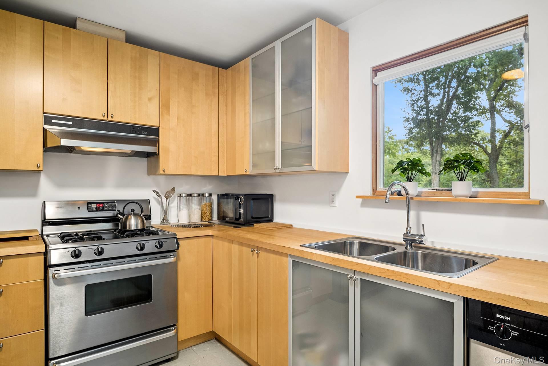 Single Family Lincoln Street  Suffolk County, NY 11963, MLS-1040984-19