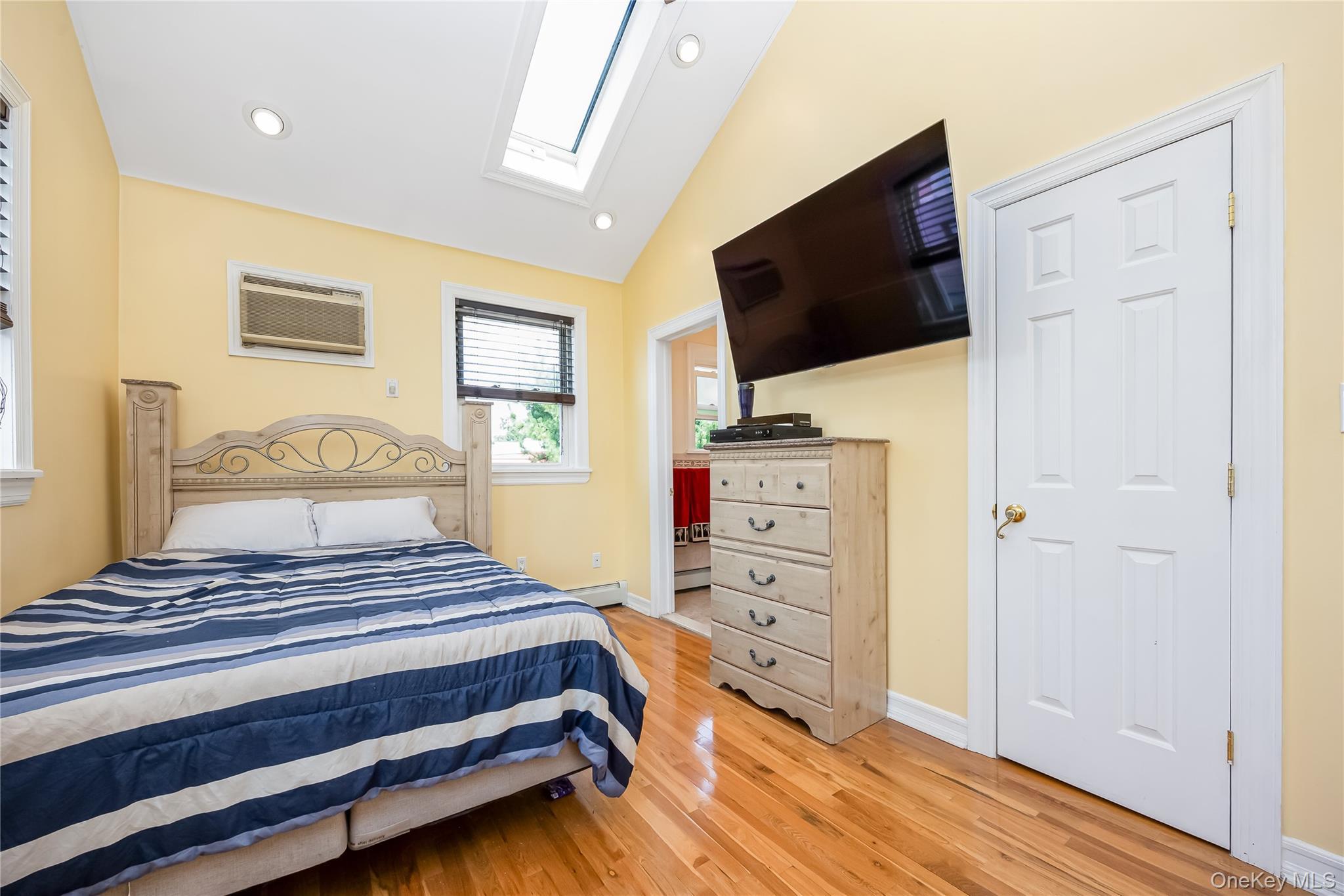 Single Family 75th Avenue Queens, NY 11385, MLS-1041064-17