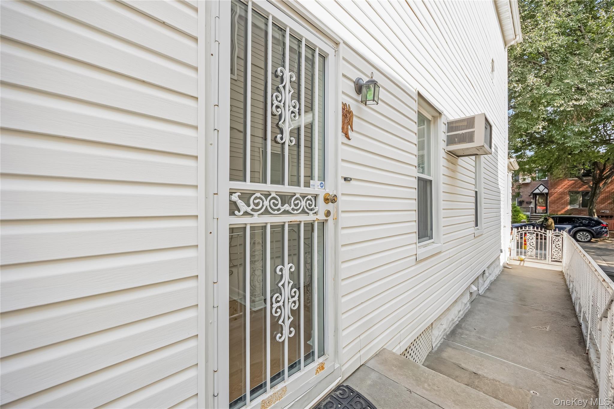 Single Family 75th Avenue  Queens, NY 11385, MLS-1041064-31