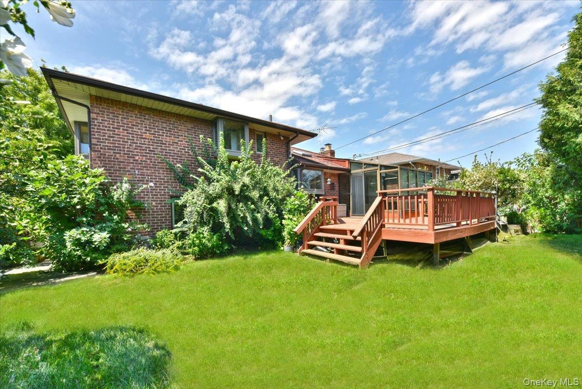 Single Family Leonard Road  Nassau County, NY 11791, MLS-1041125-35