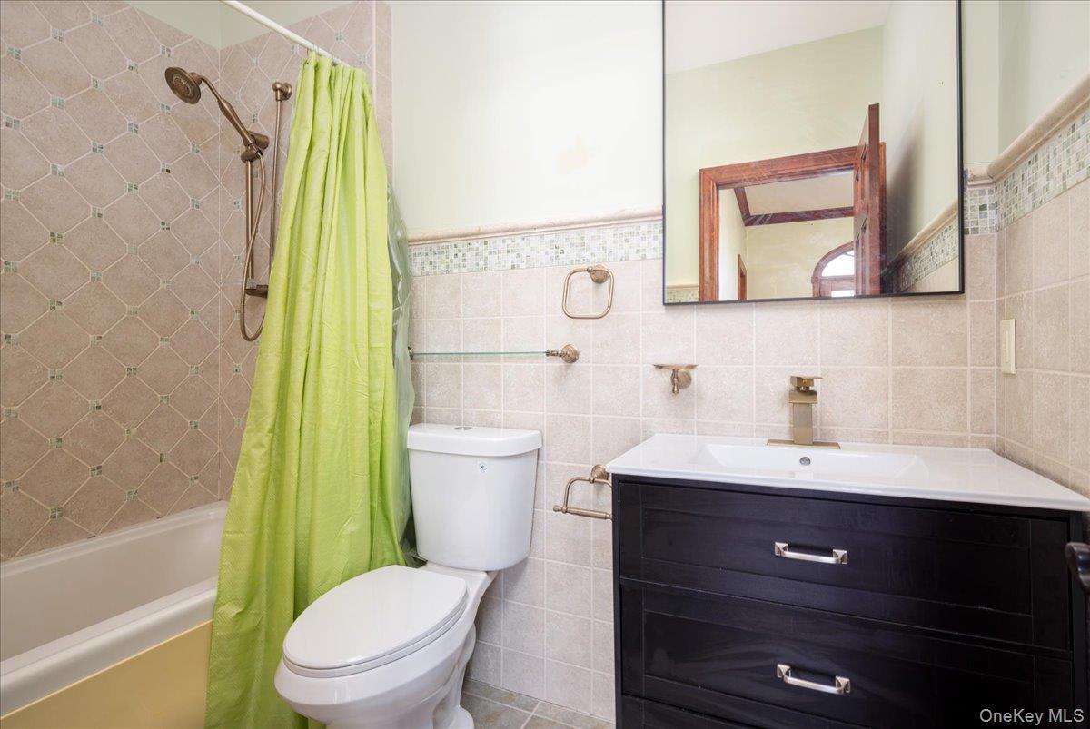 Single Family Judith Drive Nassau County, NY 11710, MLS-1041329-25
