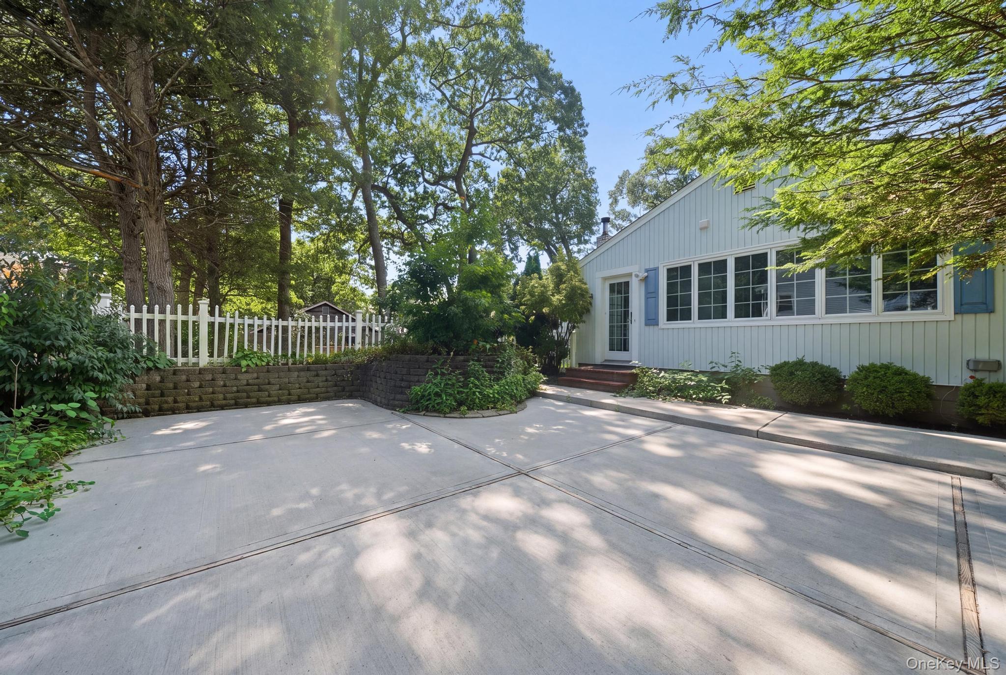 Single Family Dee  Suffolk County, NY 11746, MLS-1041457-4