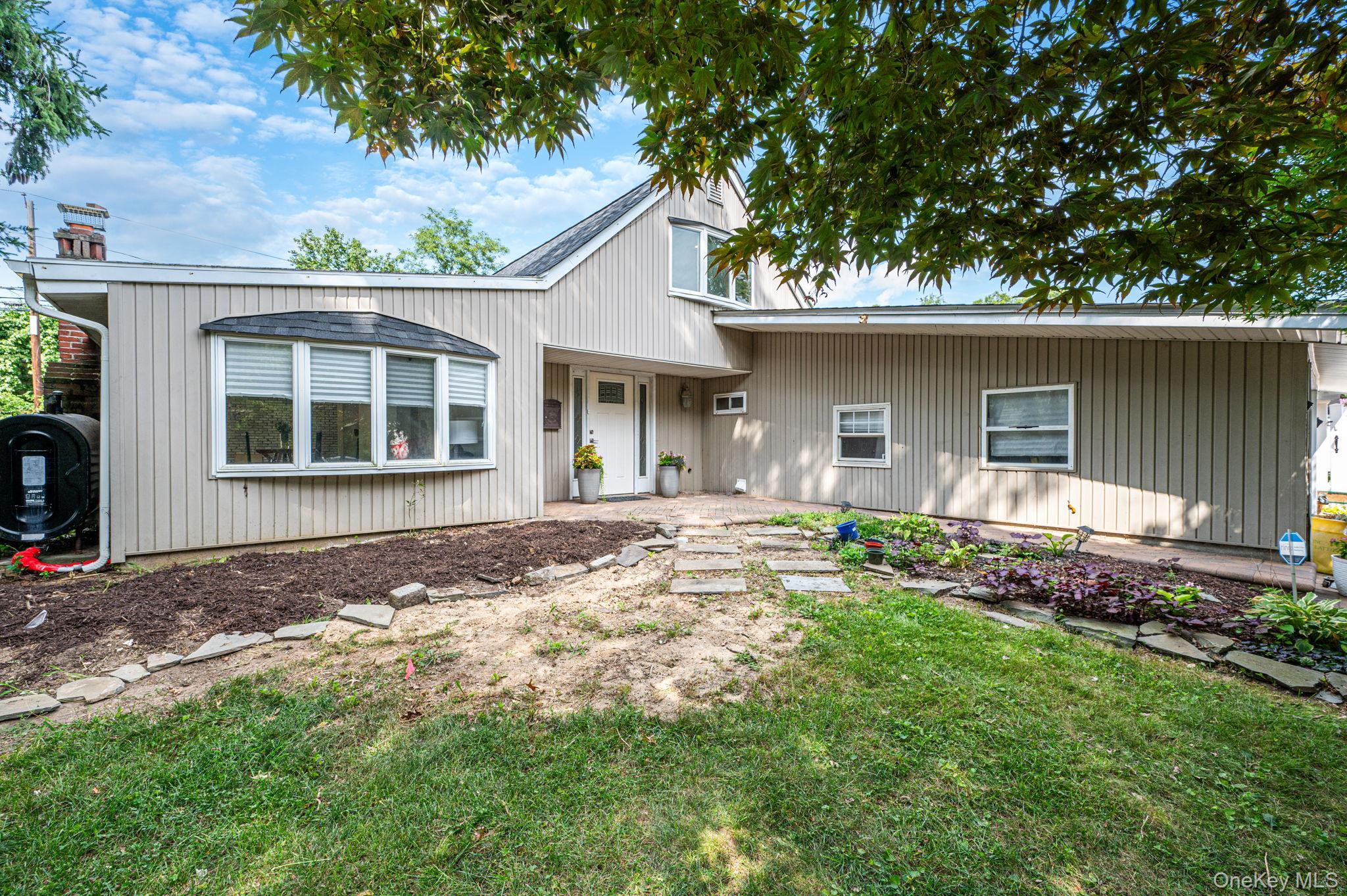 Single Family Sunflower Lane  Suffolk County, NY 11749, MLS-1041529-4