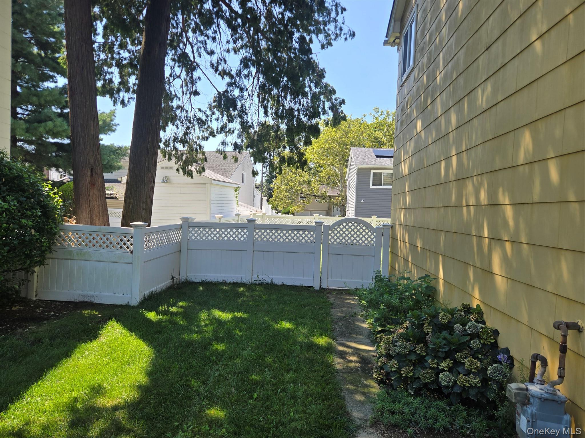 Single Family Iris Place  Nassau County, NY 11552, MLS-1041559-15