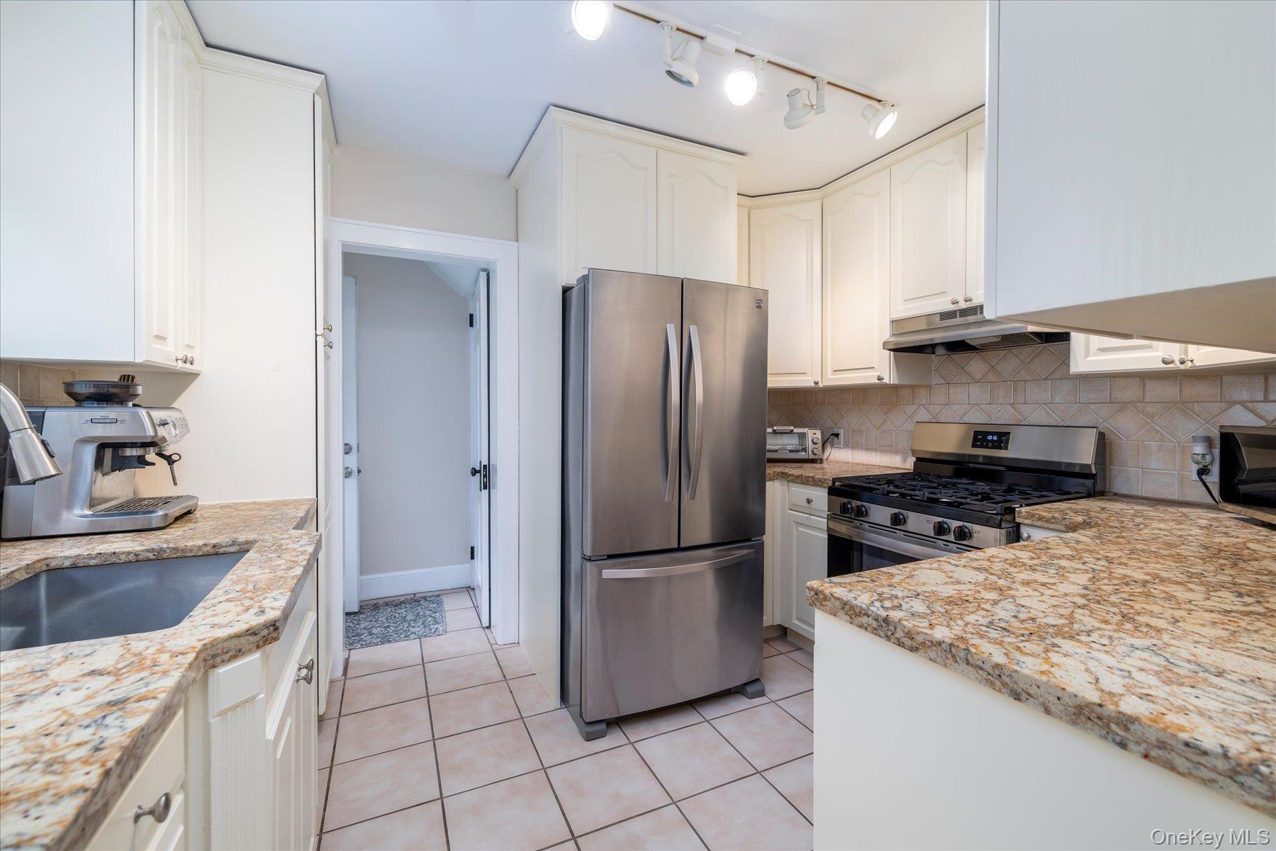Single Family Beverly Avenue Nassau County, NY 11001, MLS-1041567-10