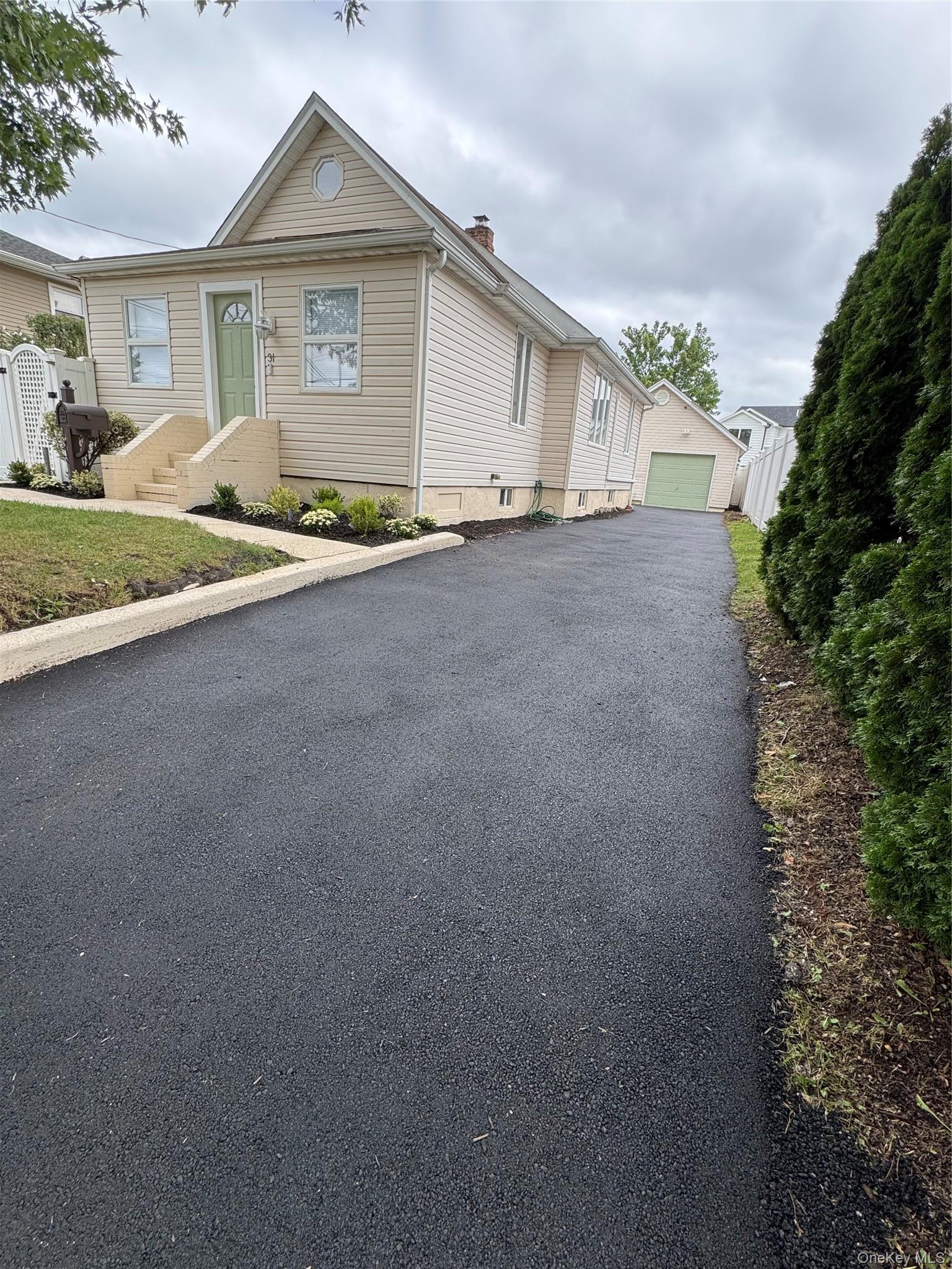 Single Family Cherry Avenue Nassau County, NY 11714, MLS-1041667-4