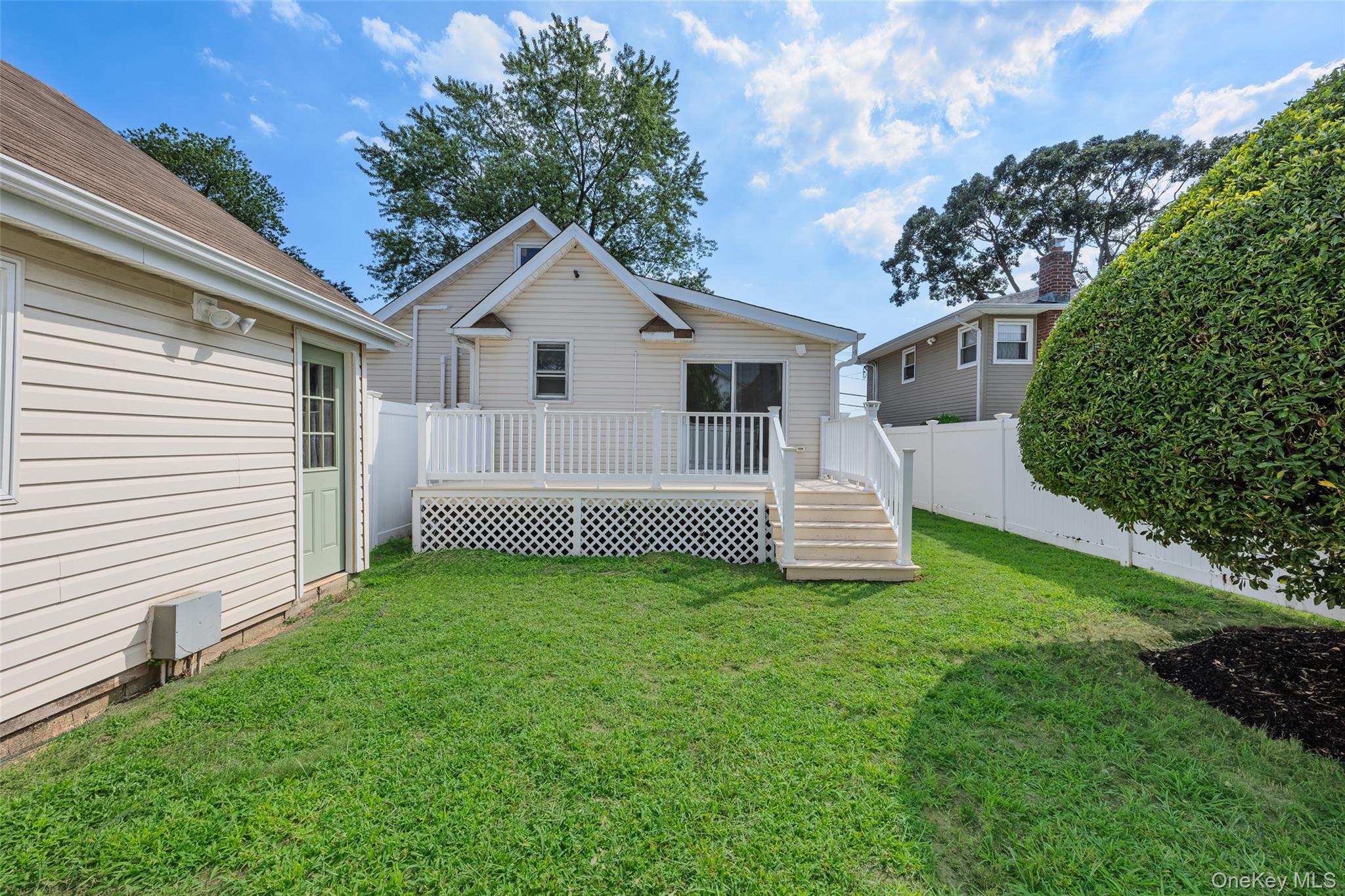 Single Family Cherry Avenue Nassau County, NY 11714, MLS-1041667-5