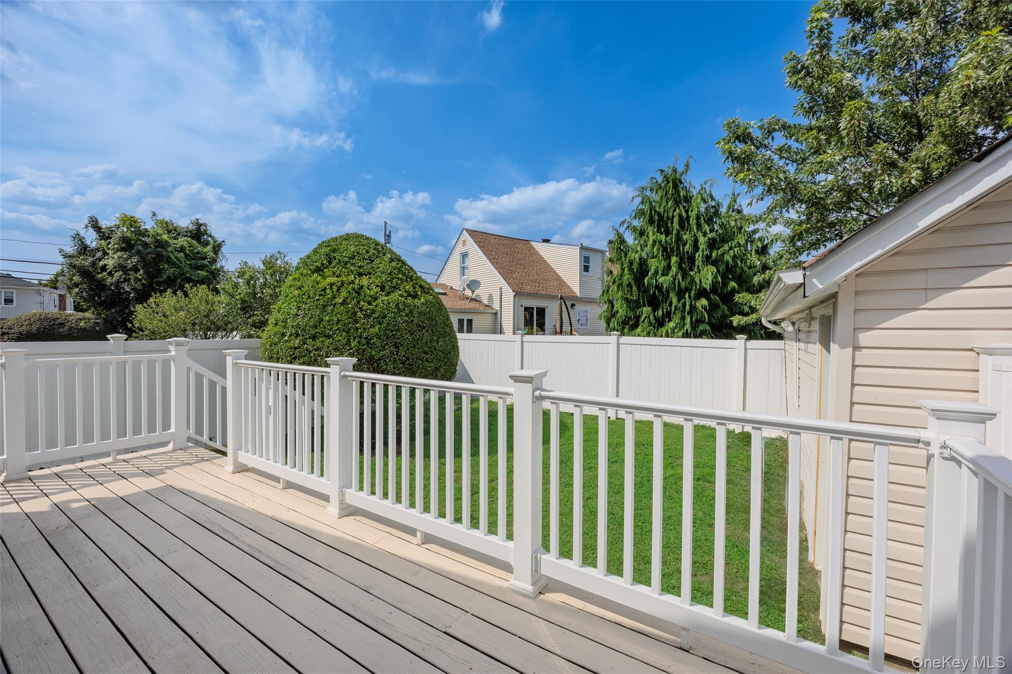 Single Family Cherry Avenue Nassau County, NY 11714, MLS-1041667-8