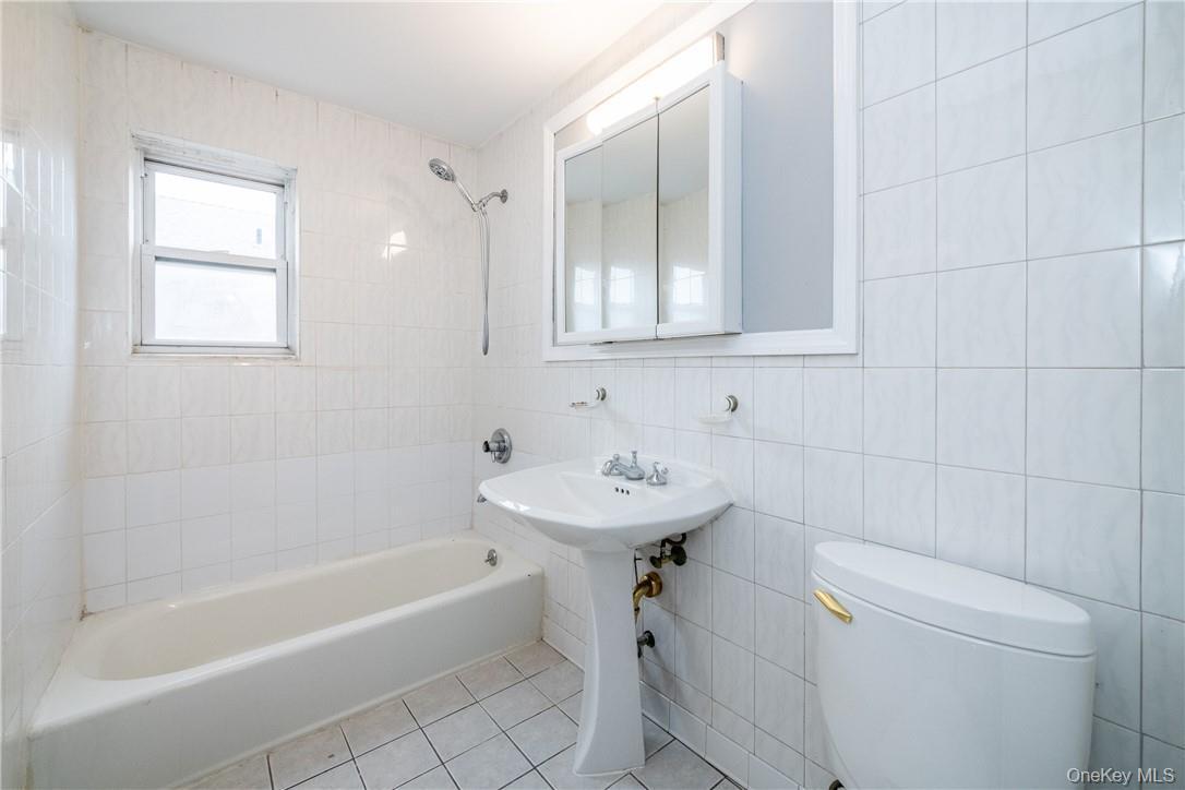 Single Family Hollers Avenue Bronx, NY 10475, MLS-1041859-18