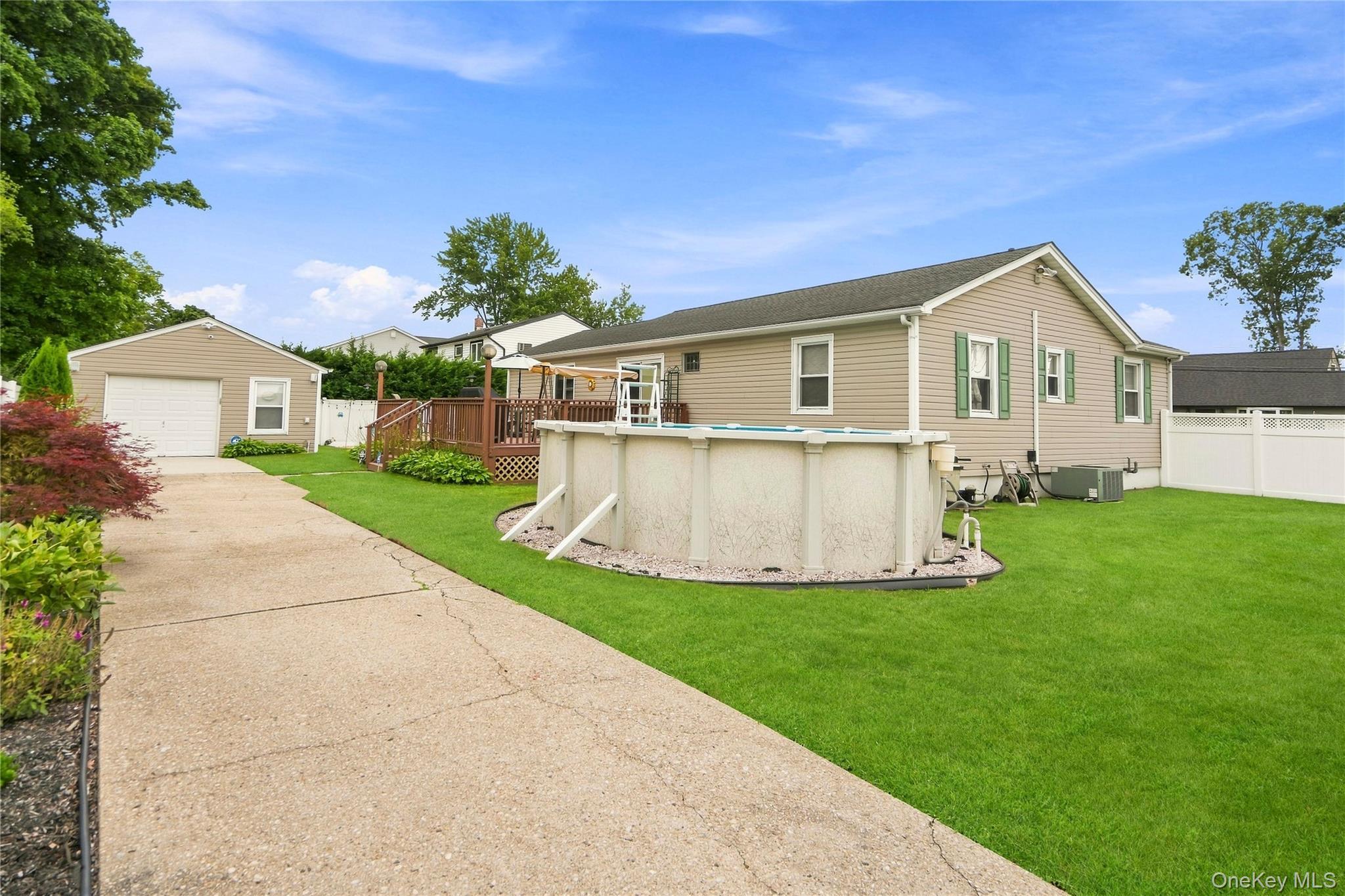Single Family N Putnam Avenue Suffolk County, NY 11757, MLS-1041915-19