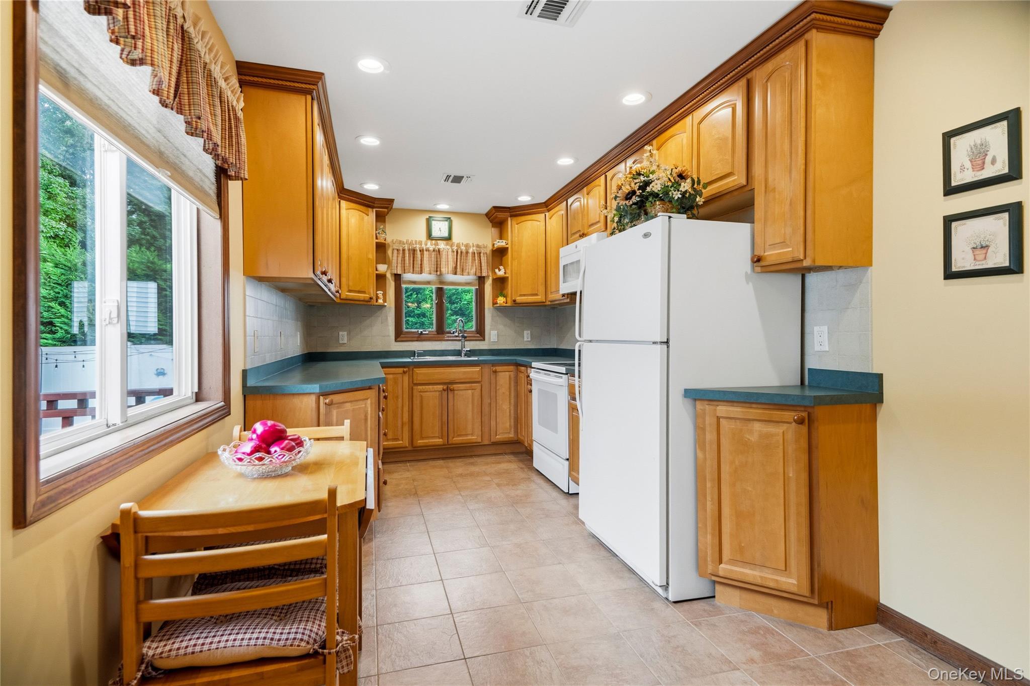Single Family N Putnam Avenue Suffolk County, NY 11757, MLS-1041915-8